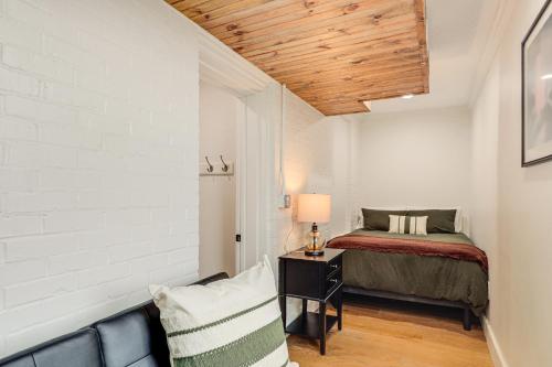 Un pequeño dormitorio con una cama y una silla. en 2 Mi to Ark Encounter! Walkable Williamstown Condo, en Williamstown