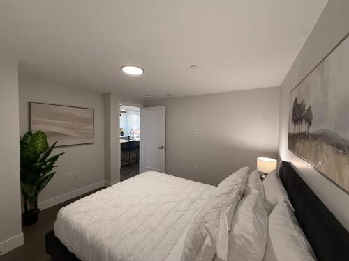 Postel nebo postele na pokoji v ubytování Waterfront downtown 2 BR 2 Bath with 6 appliances