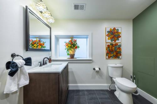 Ένα μπάνιο στο Minutes to Lake • New Cabin • Hot Tub