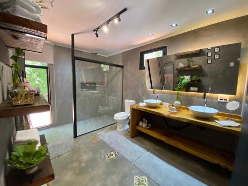 サン・ホッキにあるCanto da Mata - Suíte Exclusiva Sem Vizinhosのバスルーム(洗面台2台、ガラス張りのシャワー付)