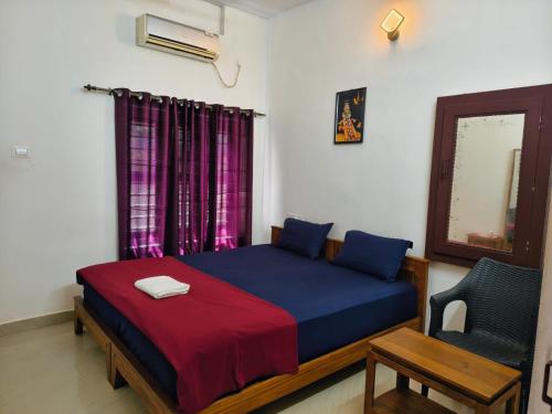 Postel nebo postele na pokoji v ubytování Poppy Stays Varkala