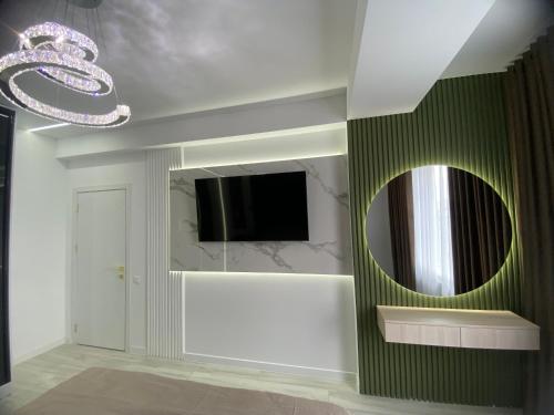 Oasis في كيشيناو: حمام مزود بمرآة كبيرة وحوض استحمام