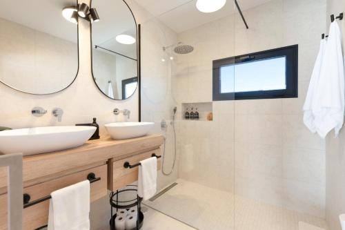 ein Badezimmer mit zwei Waschbecken und einem Spiegel in der Unterkunft Esencia House Bajo las Estrellas in Llanos de la Concepción