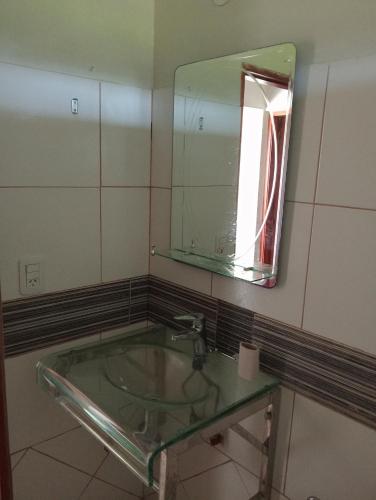 bagno con lavabo in vetro e specchio di Rincón de Santa Tecla a Puerto Valle