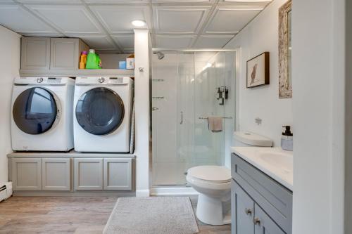 Koupelna v ubytování Game Room, Hot Tub and Fire Pit Pocono Lake Escape!