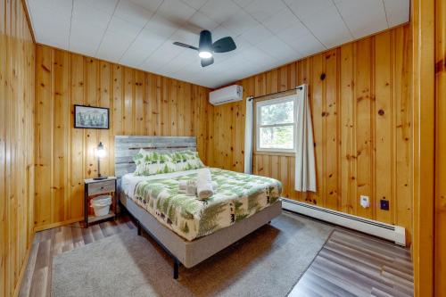 Postel nebo postele na pokoji v ubytování Game Room, Hot Tub and Fire Pit Pocono Lake Escape!