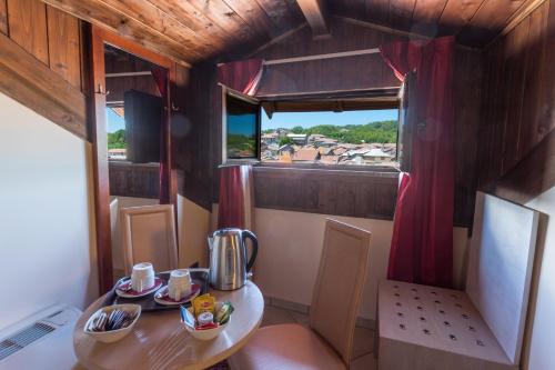 Habitación pequeña con mesa y ventana en Hotel Conte Ruggero, en Serra San Bruno