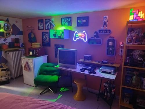 a bedroom with a desk with a computer on it at Flashbackroom #Retour dans les années 80 90 in Clermont-Ferrand