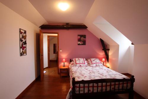 a bedroom with a bed with pink walls at Salatua in Musculdy
