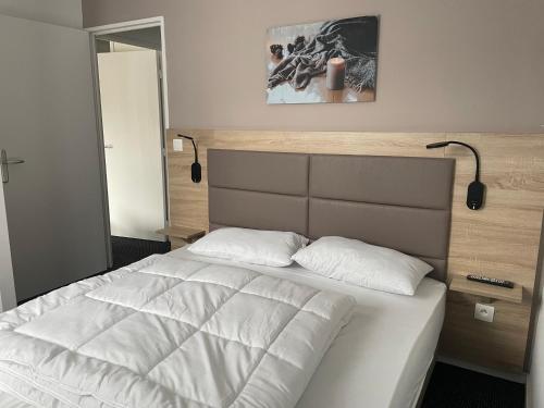 ein Bett mit zwei weißen Kissen in einem Schlafzimmer in der Unterkunft Gourette, appart 3 pièces, 8 pers, animaux admis - FR-1-860-2 in Gourette