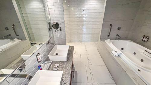 een badkamer met 2 wastafels en een bad bij Santa Rita Hotel del Arte in Zacatecas