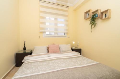 Un dormitorio con una cama grande y una ventana. en ZEN, WIFI FIBRE, NETFLIX, CENTRE, PLAGE, TANGERBNB com, en El Balia