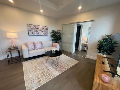 Posezení v ubytování Downtown Spotless 2 Bed 2 Bath with 6 appliances