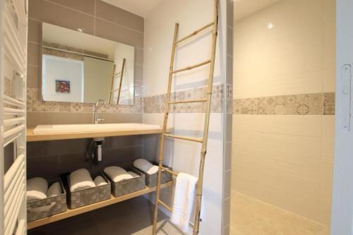 Ένα μπάνιο στο Joanesenea bi