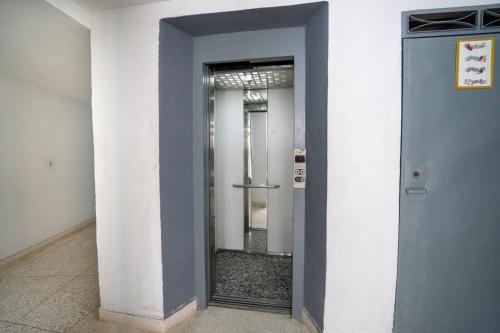 un pasillo con una puerta azul en un edificio en ZEN, WIFI FIBRE, NETFLIX, CENTRE, PLAGE, TANGERBNB com, en El Balia