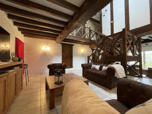 een woonkamer met een bank en een trap bij Le clos gaxen in Labastide-Clairence