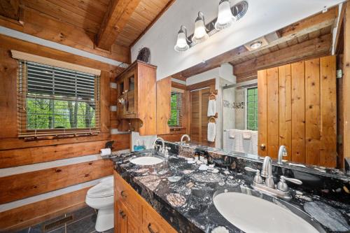 a bathroom with two sinks and a toilet at Mountain Masterpeace in Banner Elk