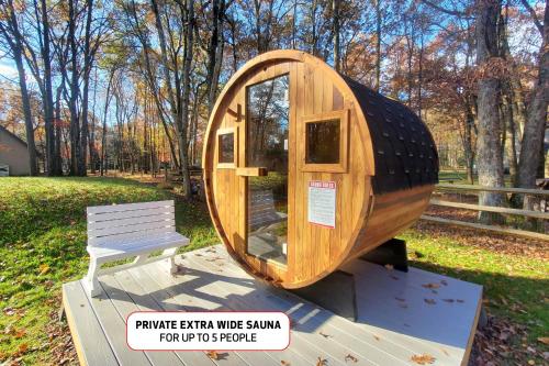 une petite maison en bois assise à côté d'un banc dans l'établissement Spacious Home by Kalahari Waterpark, Camelback, Jim Thorpe, FREE EV and PRIVATE SAUNA, à Albrightsville
