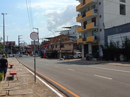 Η γειτονιά γύρω από ή μία γειτονιά κοντά σε αυτό το δωμάτιο σε οικογενειακή κατοικία