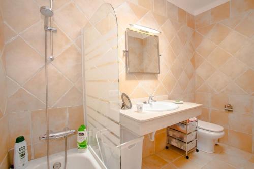 Un baño con ducha, lavabo e inodoro. en 3 bedroom villa with pool and jacuzzi, en Playa Blanca