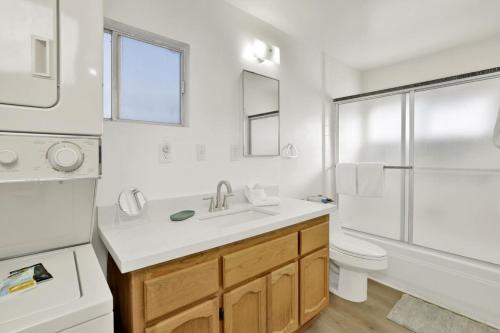 ein Badezimmer mit Waschbecken, Toilette und Badewanne in der Unterkunft Round Rock Lodge at Big Bear Boulder Bay Modern Retreat w/ Pool Table Minutes to Activities in Big Bear Lake