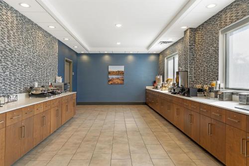 een lobby met houten kasten en een blauwe muur bij Best Western Plus Isanti in Isanti