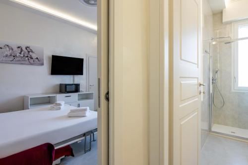 a white bathroom with a sink and a shower at Harmony's Nest - Vicino a treno e Fiera Milano in Rho