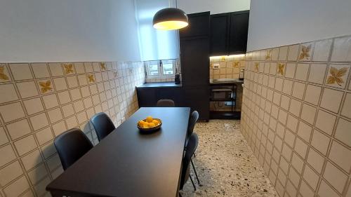 a dining room with a table with a bowl of fruit on it at Appartamento vicino a Firenze in Prato