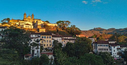 une ville avec un château au sommet d'une colline dans l'établissement Varanda Pouso e Arte, à Ouro Preto