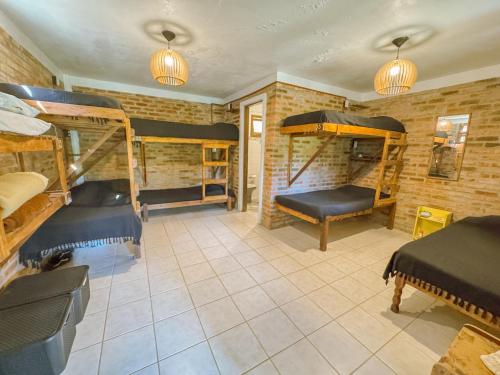 インビトゥバにあるCasa Florestaの二段ベッドが3つある部屋