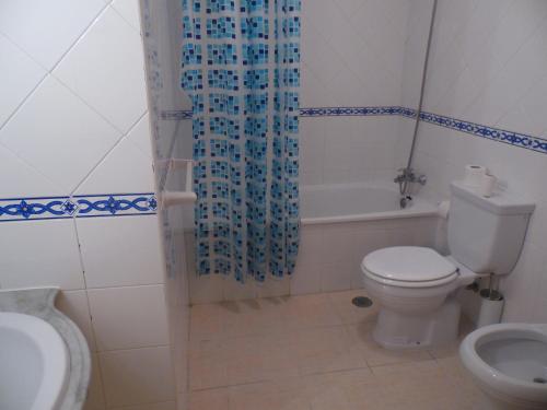 y baño con aseo, bañera y ducha. en Moura 11, en Vilamoura