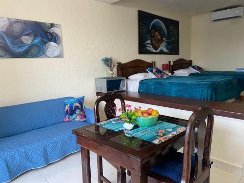 un soggiorno con divano e tavolo con cesto di frutta di Cancun Condo & Resort a Cancún