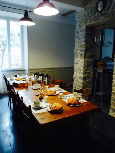 un lungo tavolo in legno con sopra del cibo di Chez Lola-Maison d'hôtes Corbières a Durban-Corbières