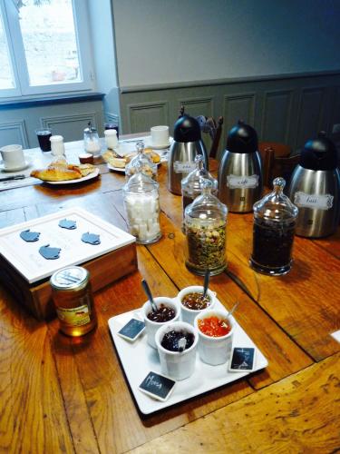 un tavolo in legno con ciotole di cibo sopra di Chez Lola-Maison d'hôtes Corbières a Durban-Corbières