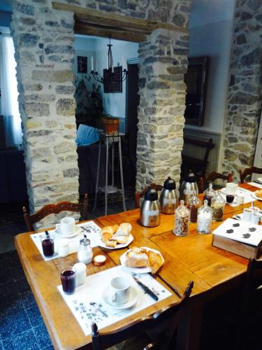 un tavolo di legno con piatti di cibo sopra di Chez Lola-Maison d'hôtes Corbières a Durban-Corbières