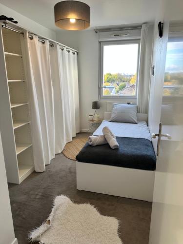 フレンヌにあるT3 lumineux 15min Paris, aéroport Orly à 10minのベッドと窓のある寝室