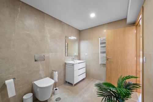 a bathroom with a toilet and a sink at Terra Nossa in Vila Real
