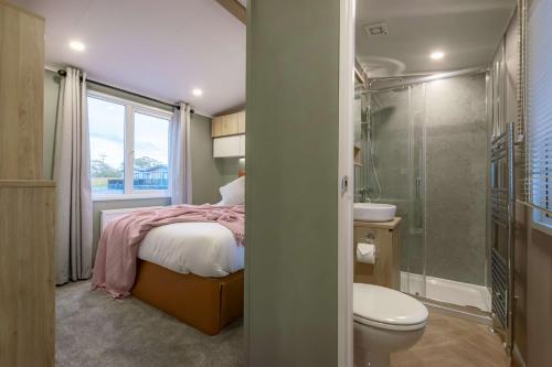 La salle de bains est pourvue d'un lit, d'une douche et de toilettes. dans l'établissement Bower Lodge 135, à Cameron