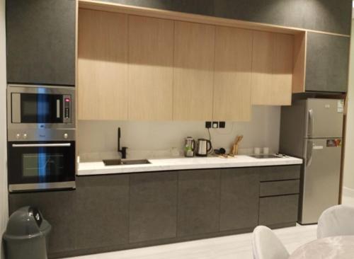 a kitchen with a refrigerator and a stove top oven at اجواء الريف لبيوت العطلات in Dammam