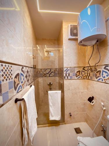 Ένα μπάνιο στο Pyramids Fort & free pickup service