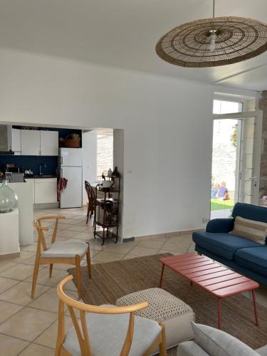 een woonkamer met een bank en een tafel bij Location Ile d'Oléron, plage et commerces à pieds in Le Château-dʼOléron