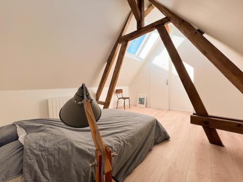 Postel nebo postele na pokoji v ubytování Longère de charme au vert