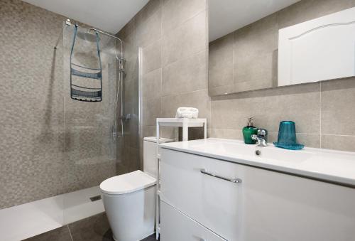 ein Badezimmer mit Toilette, Waschbecken und Dusche in der Unterkunft Casita Independiente Frente al Mar in El Pris