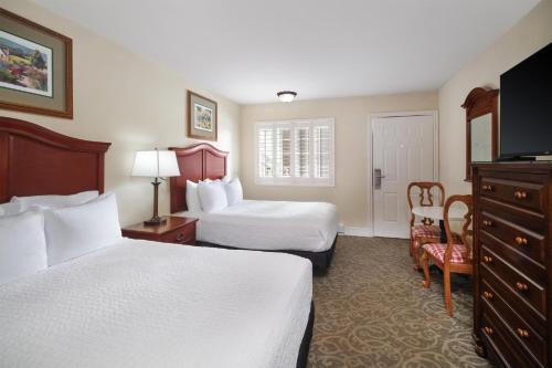 Postel nebo postele na pokoji v ubytování Best Western Country Lane Inn