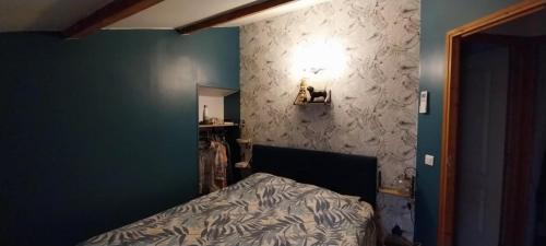 une chambre avec un lit et un mur végétal dans l'établissement A L ESCALE PASSA PAÏS, à Le Poujol-sur-Orb