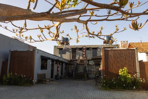 un patio de un edificio con una escalera en la parte delantera en Hospedagem Quinta do Correia, en Penha