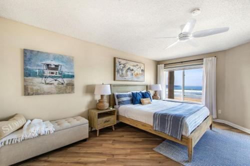 een slaapkamer met een bed, een raam en een bank bij San Miguel #8 in Oceanside