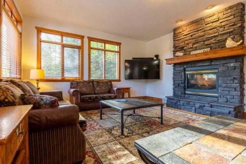 TV a/nebo společenská místnost v ubytování Black Diamond Chalet by Fernie Central Reservations