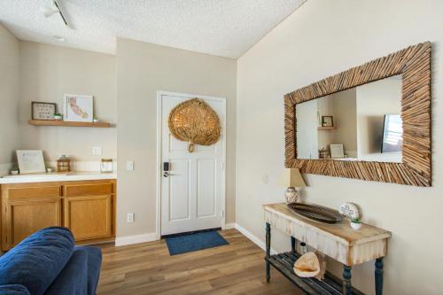 een woonkamer met een blauwe bank en een spiegel bij San Miguel #8 in Oceanside