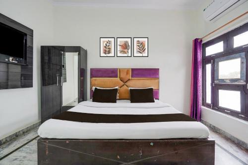 Giường trong phòng chung tại Hotel O KK